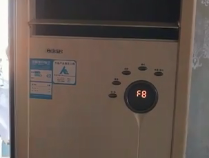 修复空调不制冷故障更换继电器解决F8代码与压缩机无供电问题